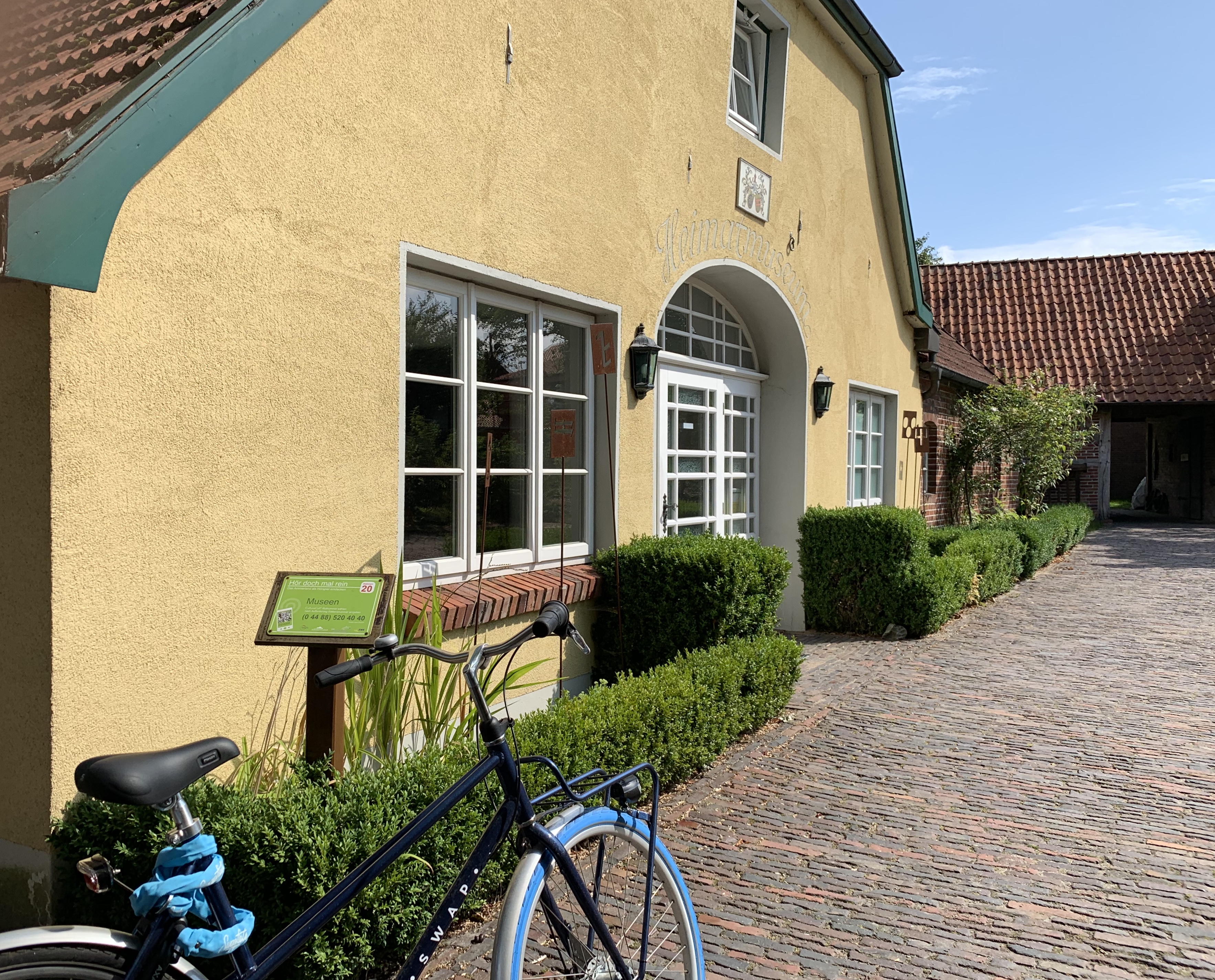 Rätselstation vor dem Heimatmuseum Wiefelstede