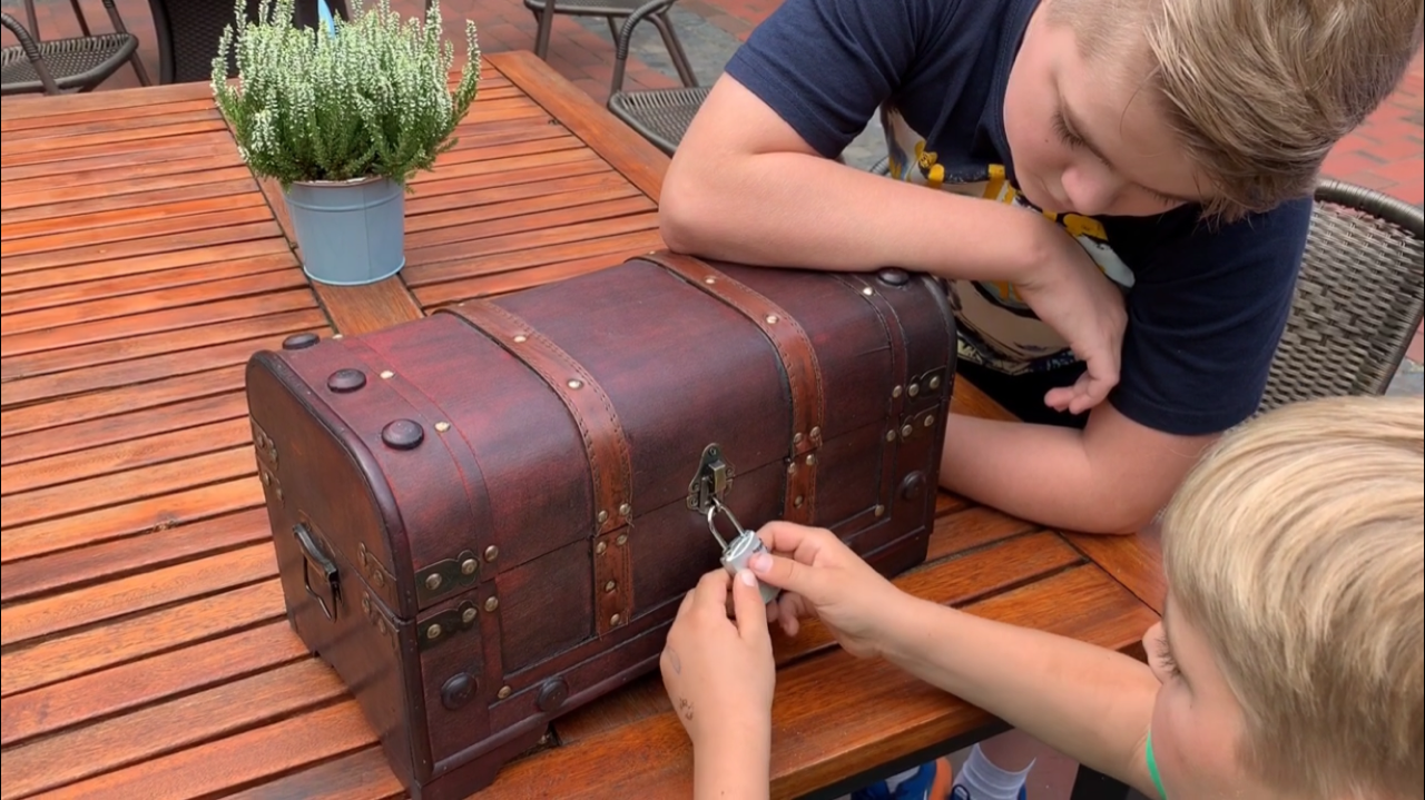 Zwei Brüder versuchen mit dem Zahlencode eine Schatzkiste zu öffnen