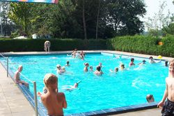 Schwimmbecken mit vielen Kindern im Freibad Neuenkruge