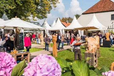 Landpartie auf Gut Hoorn. In Pagodenzelten präsentieren viele Aussteller ihre Weine, Delikatessen, Handgemachtes und Dekorationen