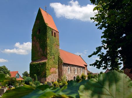 Der Kirchturm der St.-Johannes-Kirche in Wiefelstede ist mit Efeu bewachsen