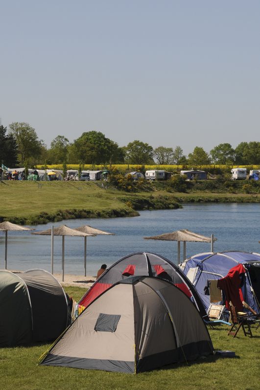 Viele Zelte vor dem kristallblauen Bernsteinsee