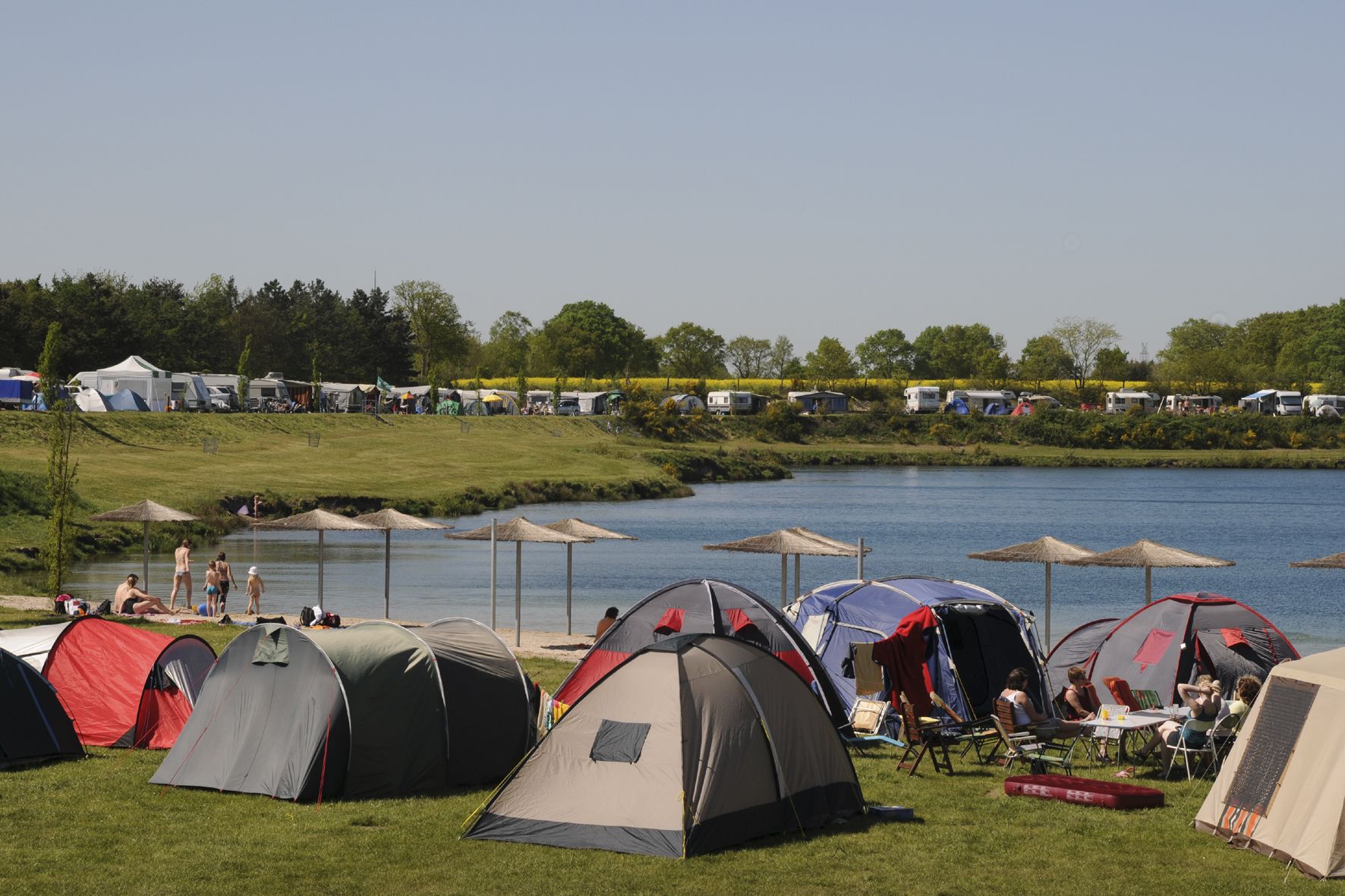 Viele Zelte vor dem kristallblauen Bernsteinsee