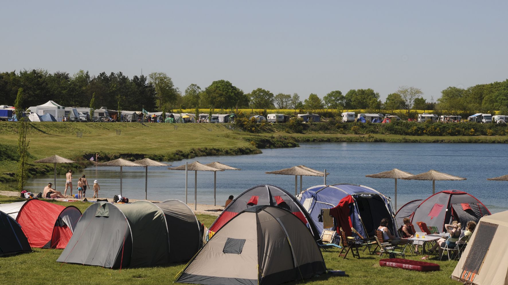 Viele Zelte vor dem kristallblauen Bernsteinsee
