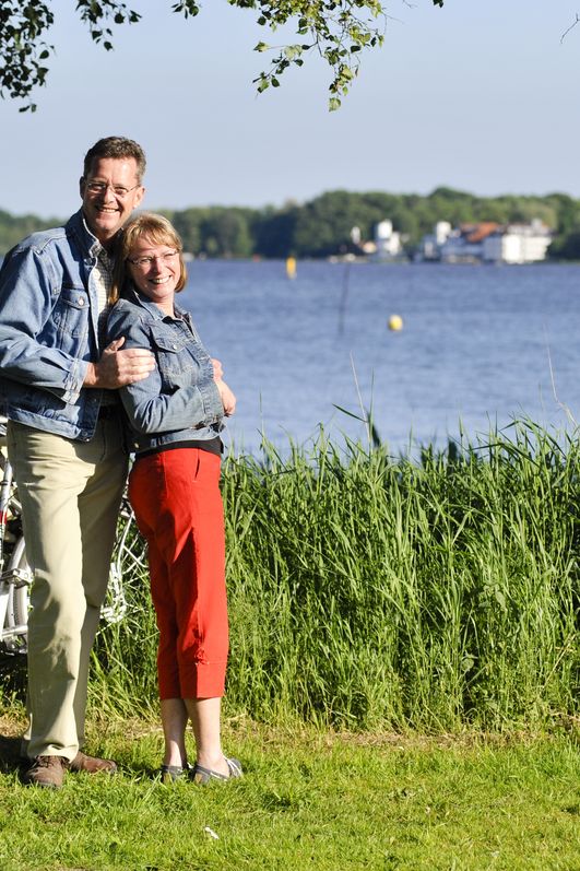 Ein Pärchen posiert bei einer Rast von einer Fahrradtour vor dem Zwischenahner Meer