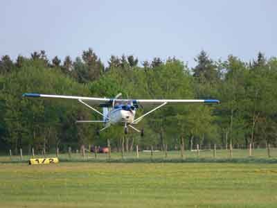 Ein kleines Flugzeug startet am Flugplatz Conneforde.
