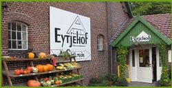 Eingang zum Hofladen des Eytjehofs in Gristede. Auf einem Regal sind verschiedene Gemüsesorten dekorativ drapiert.
