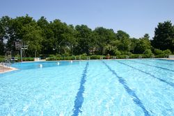 Schwimmbecken im Freibad vom Swemmbad Wiefelstede