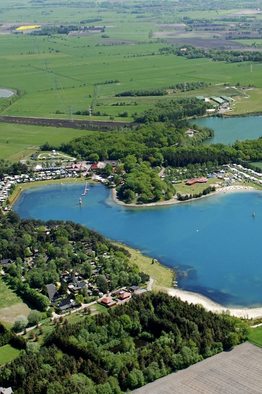 Luftaufnahme des Bernsteinsees in Conneforde