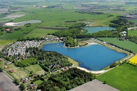 Luftaufnahme des Bernsteinsees in Conneforde
